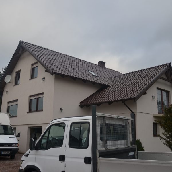Dachówka Röben Monza Plus Madura na dachu o klasycznej, falistej formie.